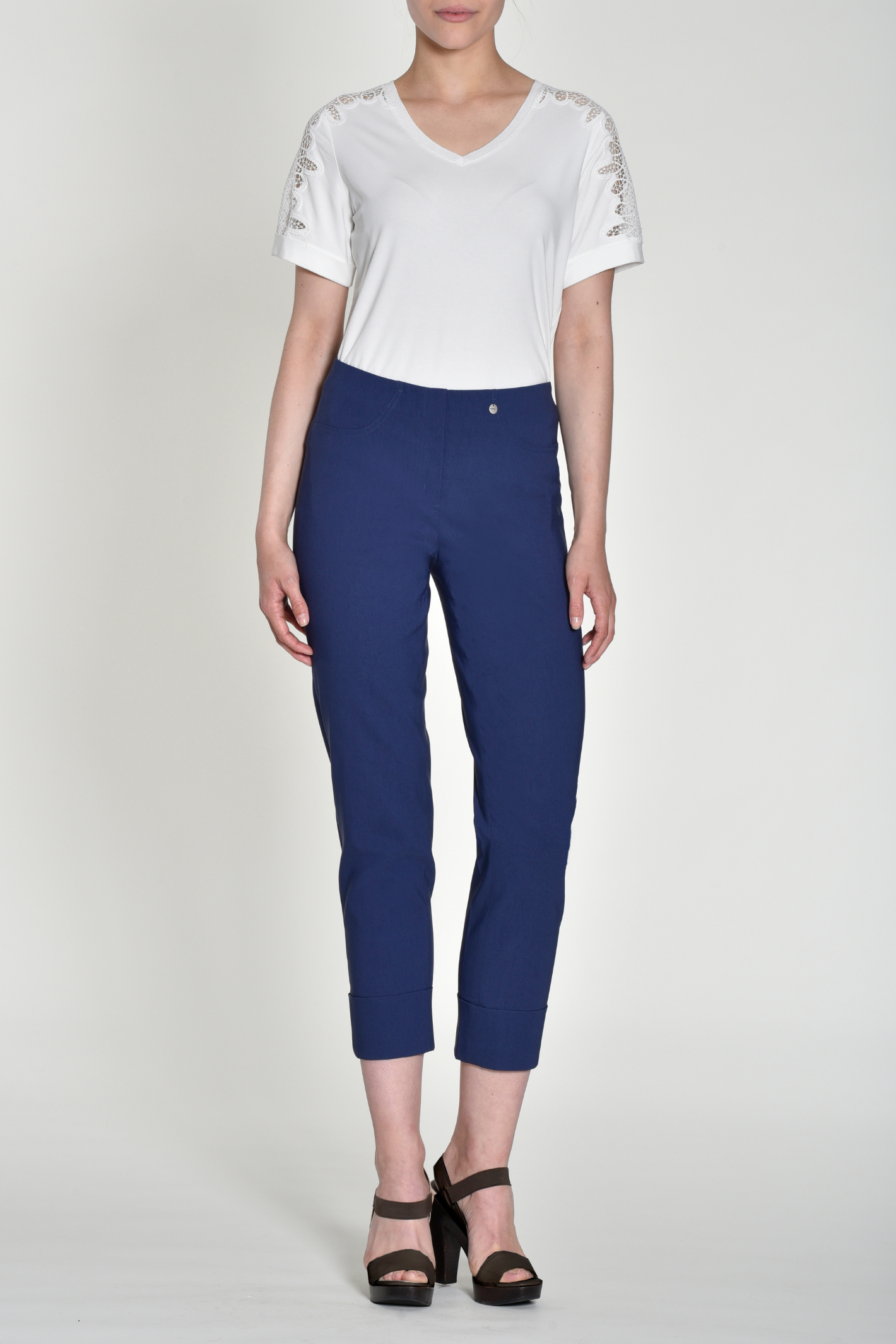 Robell Bella 09 trousers in stretch bengaline with a flattering pull-on fit. Smart, comfortable and easy to wear. Shop now at Dotique.