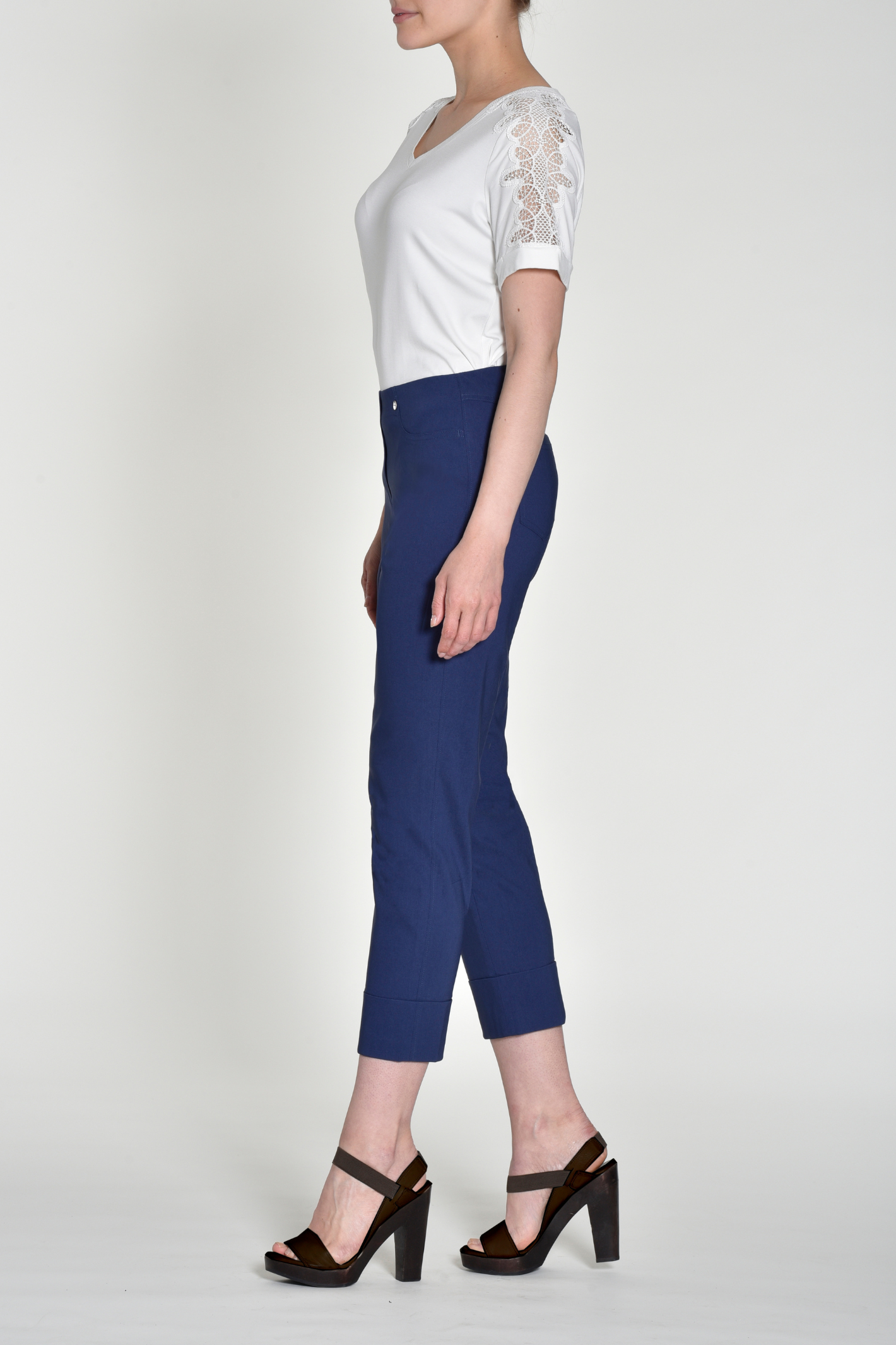 Robell Bella 09 trousers in stretch bengaline with a flattering pull-on fit. Smart, comfortable and easy to wear. Shop now at Dotique.