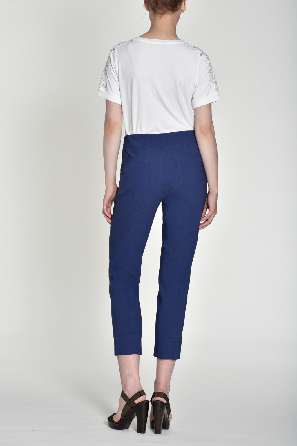 Robell Bella 09 trousers in stretch bengaline with a flattering pull-on fit. Smart, comfortable and easy to wear. Shop now at Dotique.