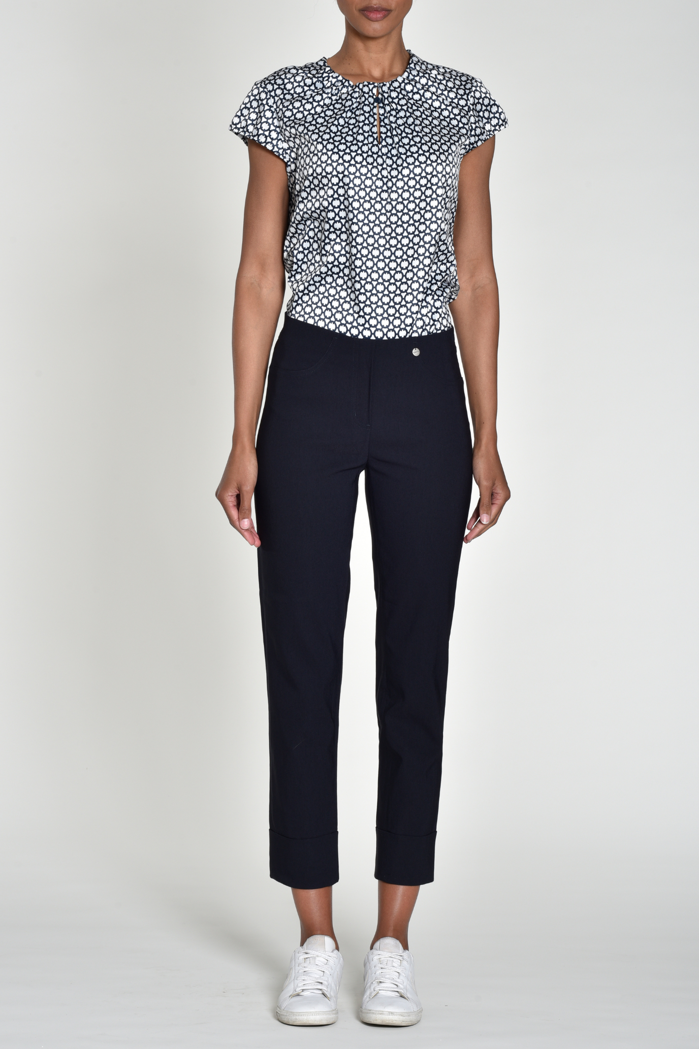 Robell Bella 09 trousers in stretch bengaline with a flattering pull-on fit. Smart, comfortable and easy to wear. Shop now at Dotique.
