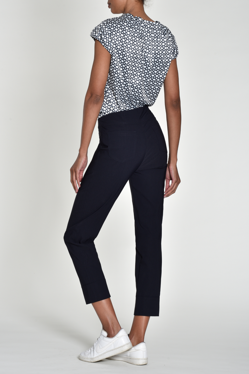 Robell Bella 09 trousers in stretch bengaline with a flattering pull-on fit. Smart, comfortable and easy to wear. Shop now at Dotique.