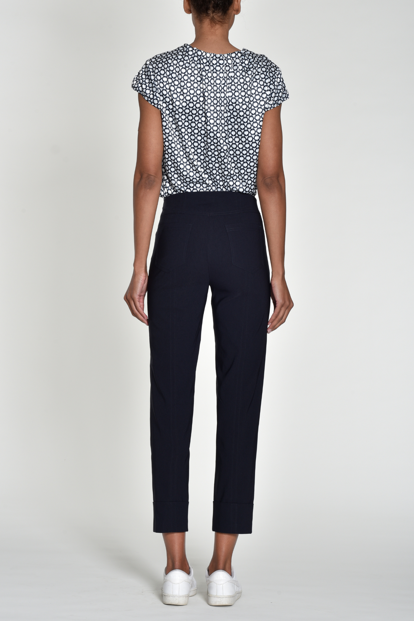 Robell Bella 09 trousers in stretch bengaline with a flattering pull-on fit. Smart, comfortable and easy to wear. Shop now at Dotique.