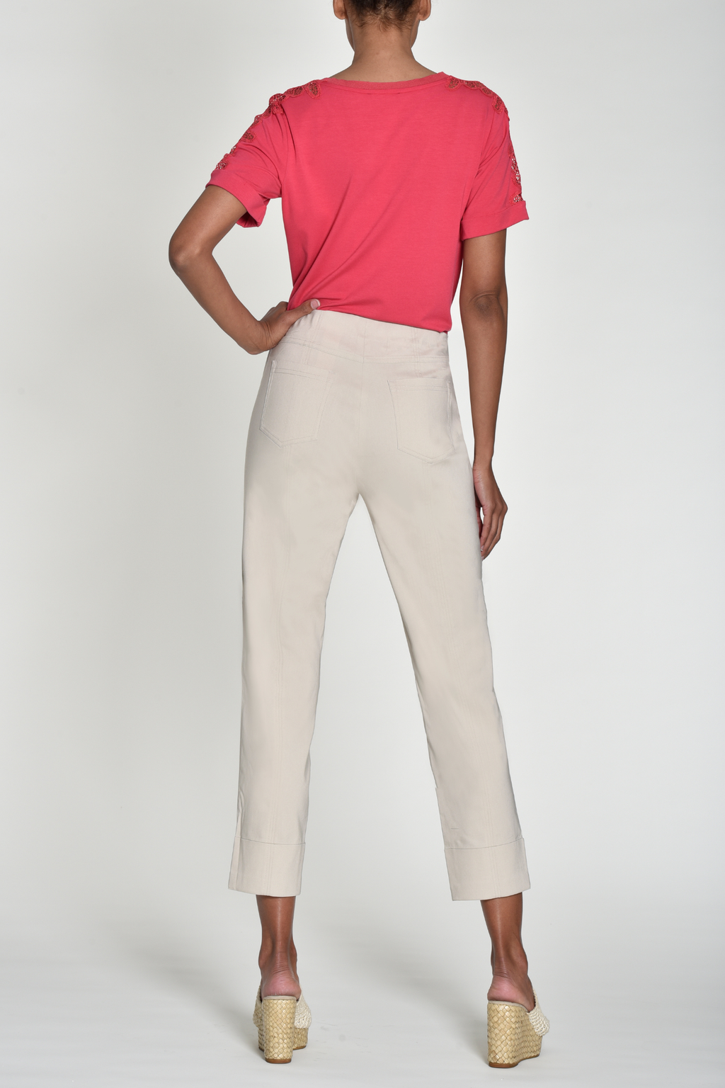 Robell Bella 09 trousers in stretch bengaline with a flattering pull-on fit. Smart, comfortable and easy to wear. Shop now at Dotique.