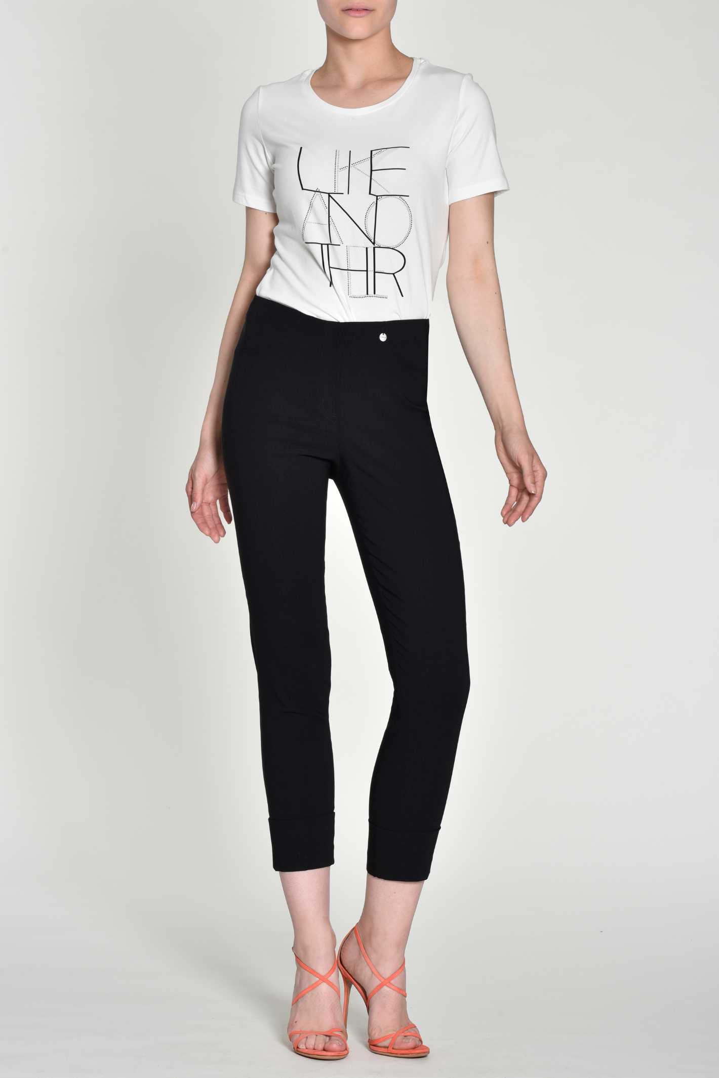 Robell Bella 09 trousers in stretch bengaline with a flattering pull-on fit. Smart, comfortable and easy to wear. Shop now at Dotique