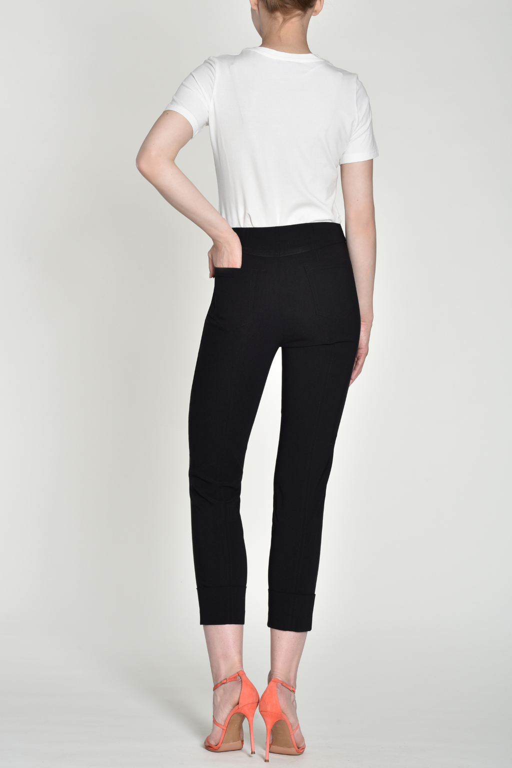 Robell Bella 09 trousers in stretch bengaline with a flattering pull-on fit. Smart, comfortable and easy to wear. Shop now at Dotique