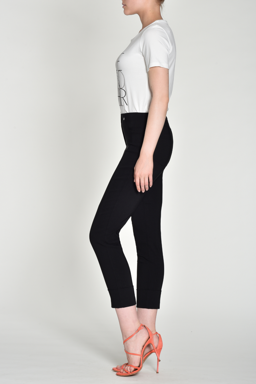 Robell Bella 09 trousers in stretch bengaline with a flattering pull-on fit. Smart, comfortable and easy to wear. Shop now at Dotique