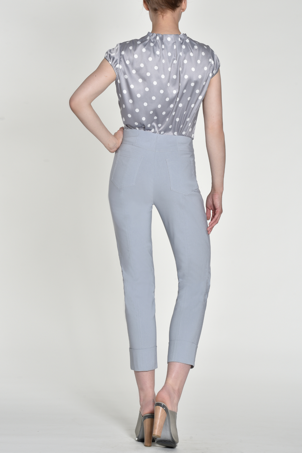 Robell Bella 09 trousers in stretch bengaline with a flattering pull-on fit. Smart, comfortable and easy to wear. Shop now at Dotique
