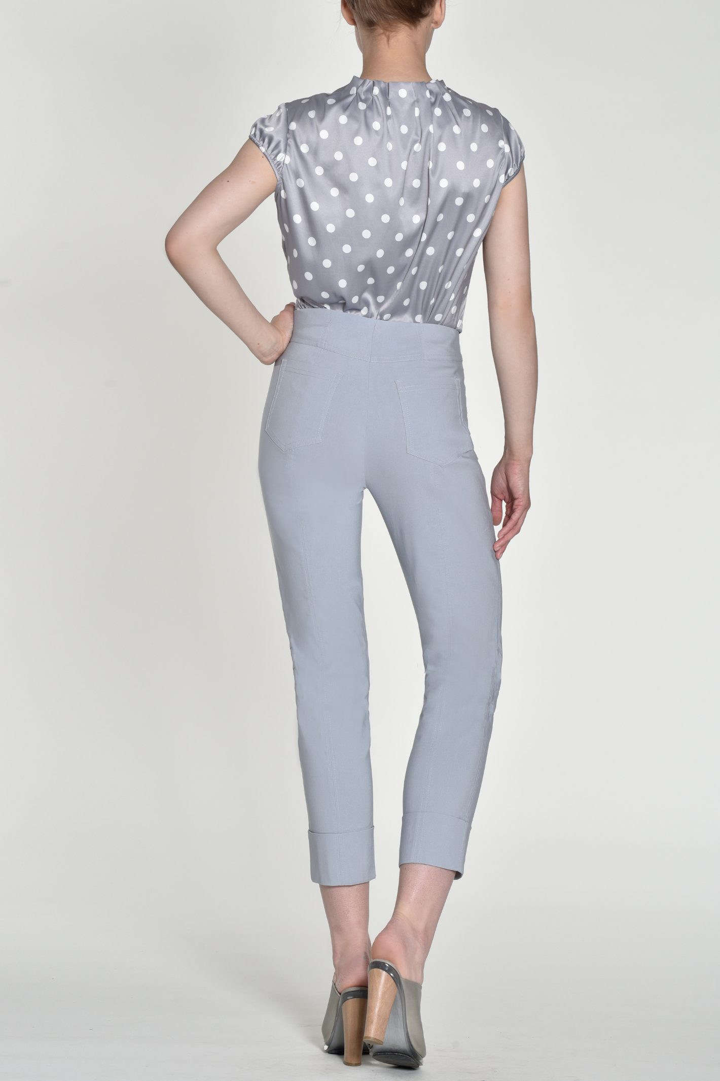 Robell Bella 09 trousers in stretch bengaline with a flattering pull-on fit. Smart, comfortable and easy to wear. Shop now at Dotique