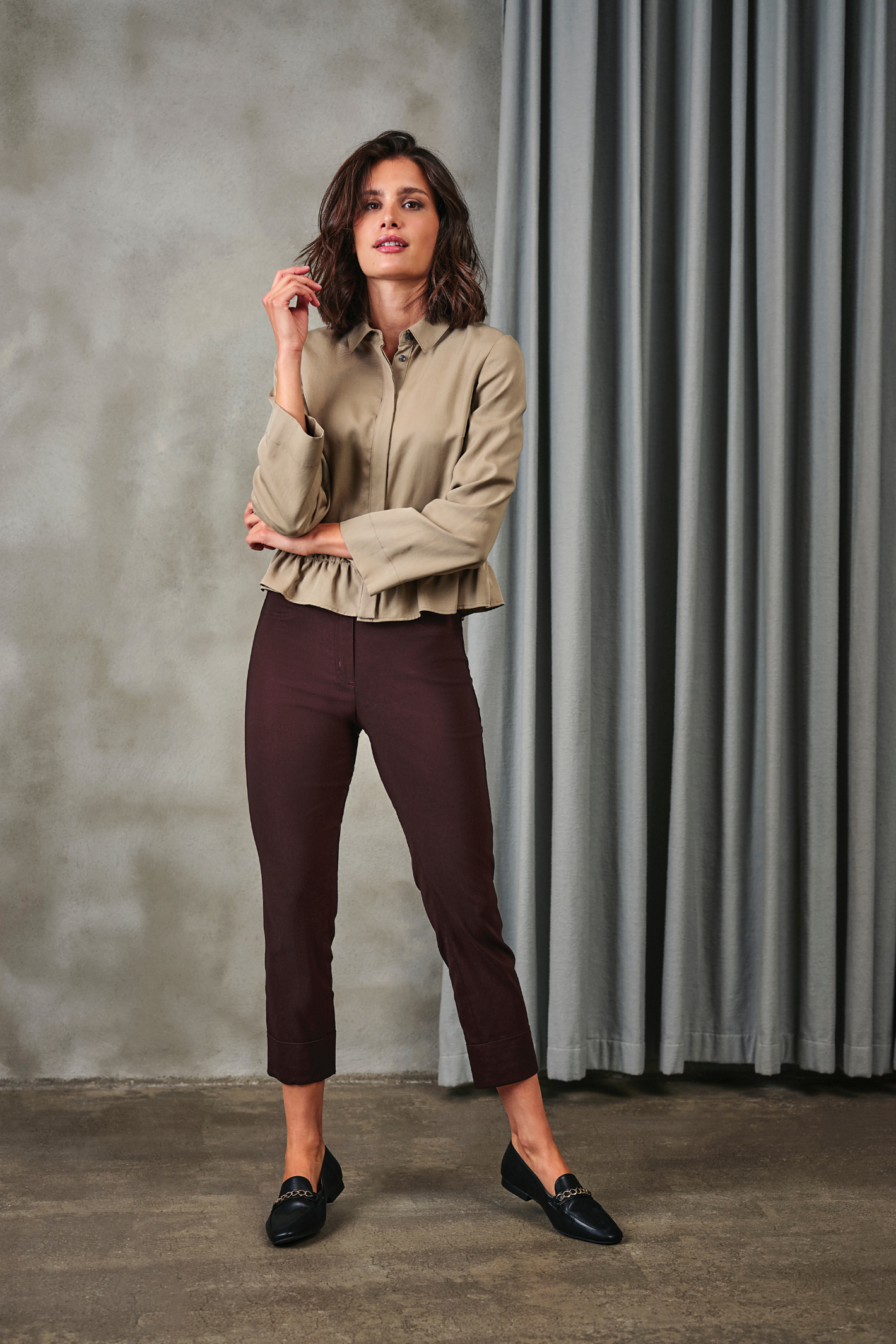 Robell Bella 09 trousers in stretch bengaline with a flattering pull-on fit. Smart, comfortable and easy to wear. Shop now at Dotique.