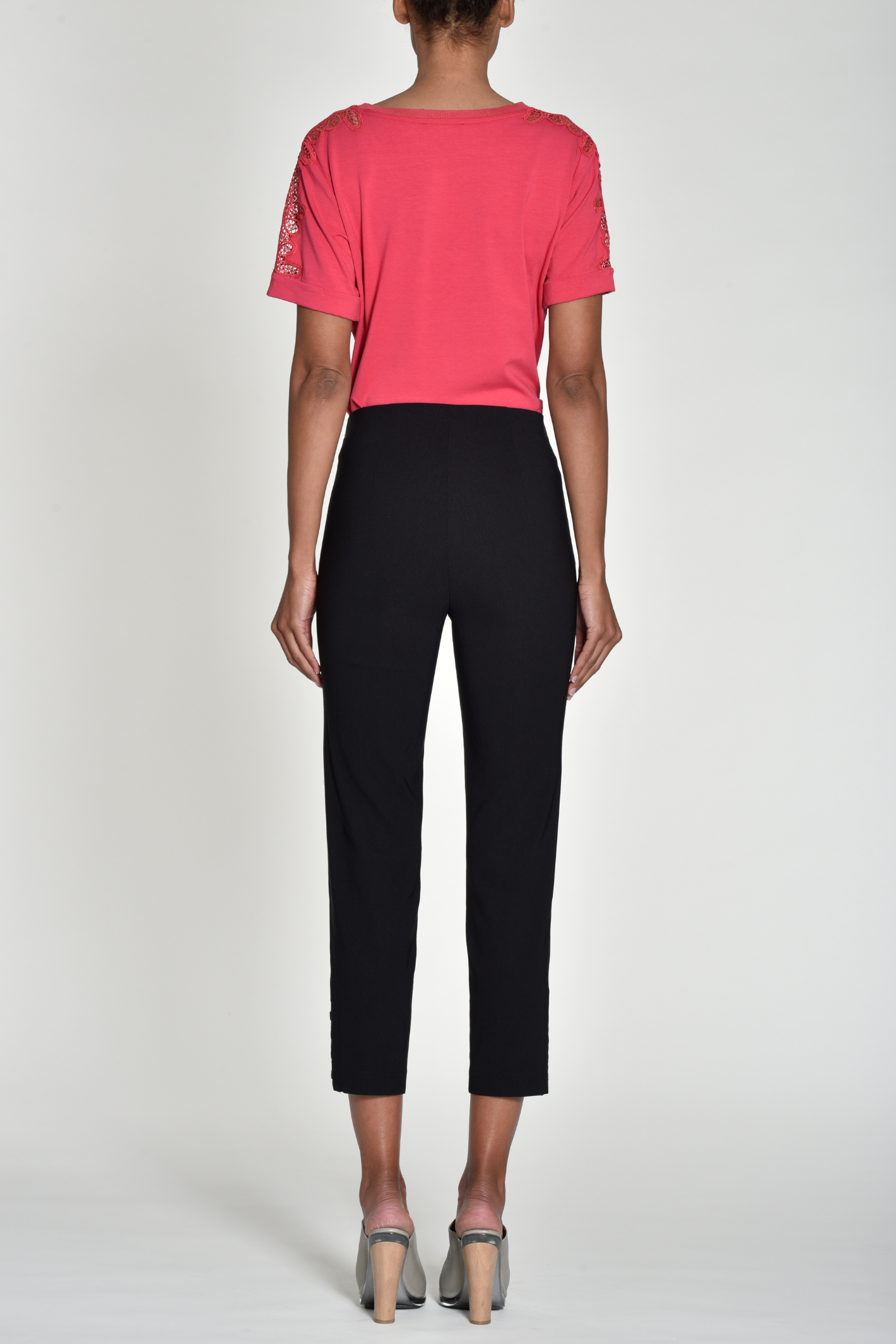 Robell Lena 09 trousers in stretch bengaline with a flattering pull-on fit. Smart, comfortable and easy to wear. Shop now at Dotique.