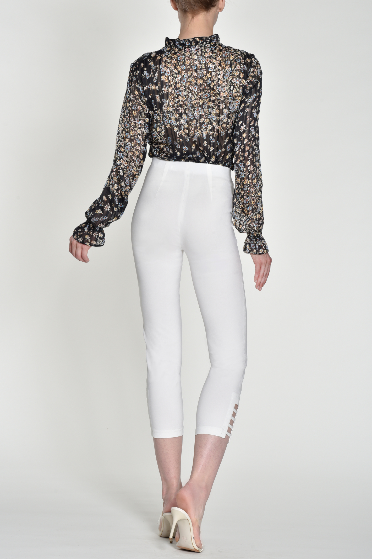 Robell Lena 09 trousers in stretch bengaline with a flattering pull-on fit. Smart, comfortable and easy to wear. Shop now at Dotique.