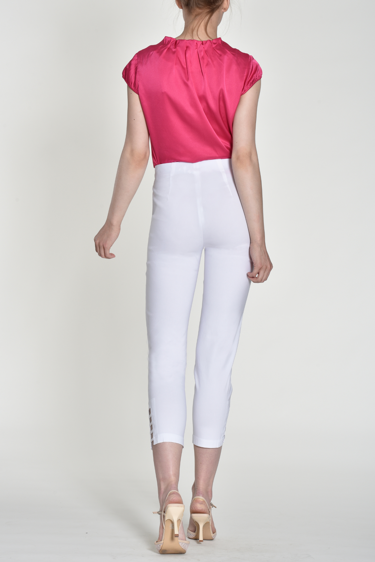 Robell Lena 09 trousers in stretch bengaline with a flattering pull-on fit. Smart, comfortable and easy to wear. Shop now at Dotique.