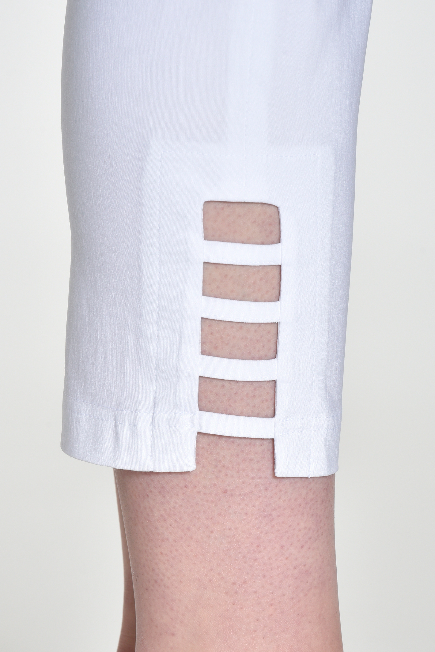 Robell Lena 09 trousers in stretch bengaline with a flattering pull-on fit. Smart, comfortable and easy to wear. Shop now at Dotique.