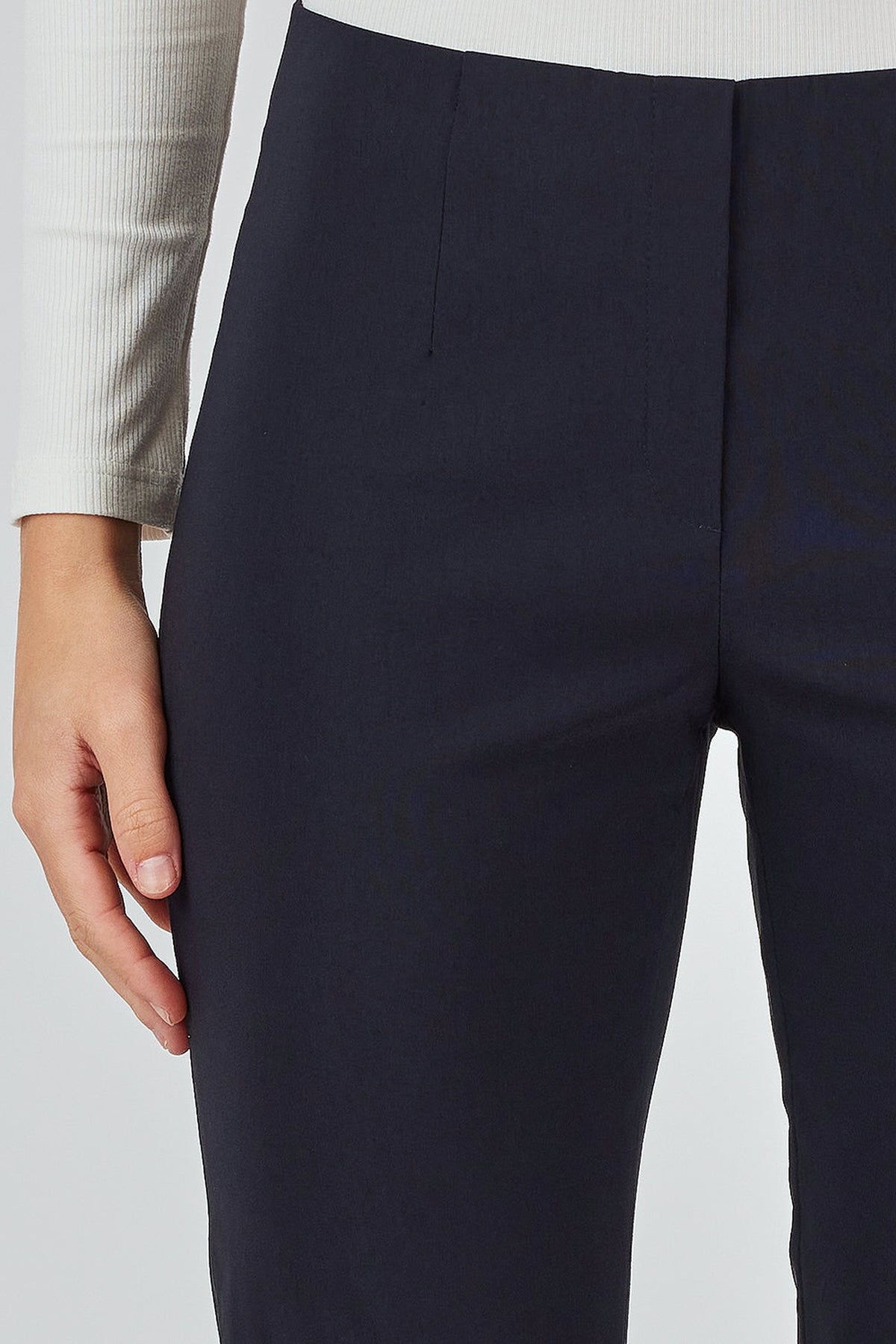 Robell Marie K petite trousers in Navy, 73cm, 51412-5499-69 – detail view. Shop Robell at Dotique