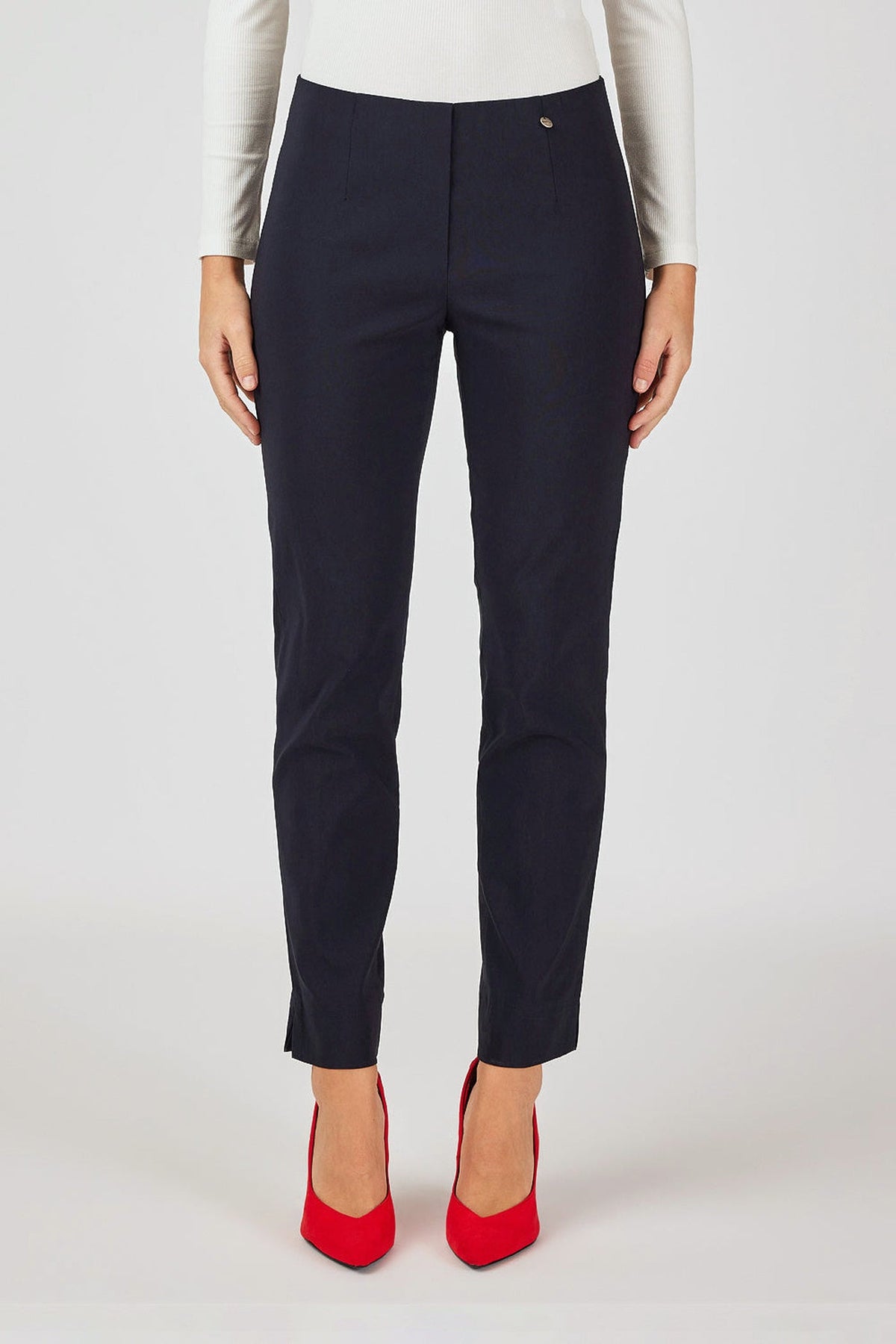 Robell Marie K petite trousers in Navy, 73cm, 51412-5499-69 – front model view. Shop Robell at Dotique
