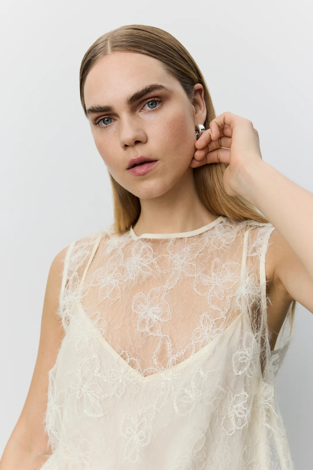 Sofie Schnoor Creme Yellow lace top with cotton neck binding – Dotique