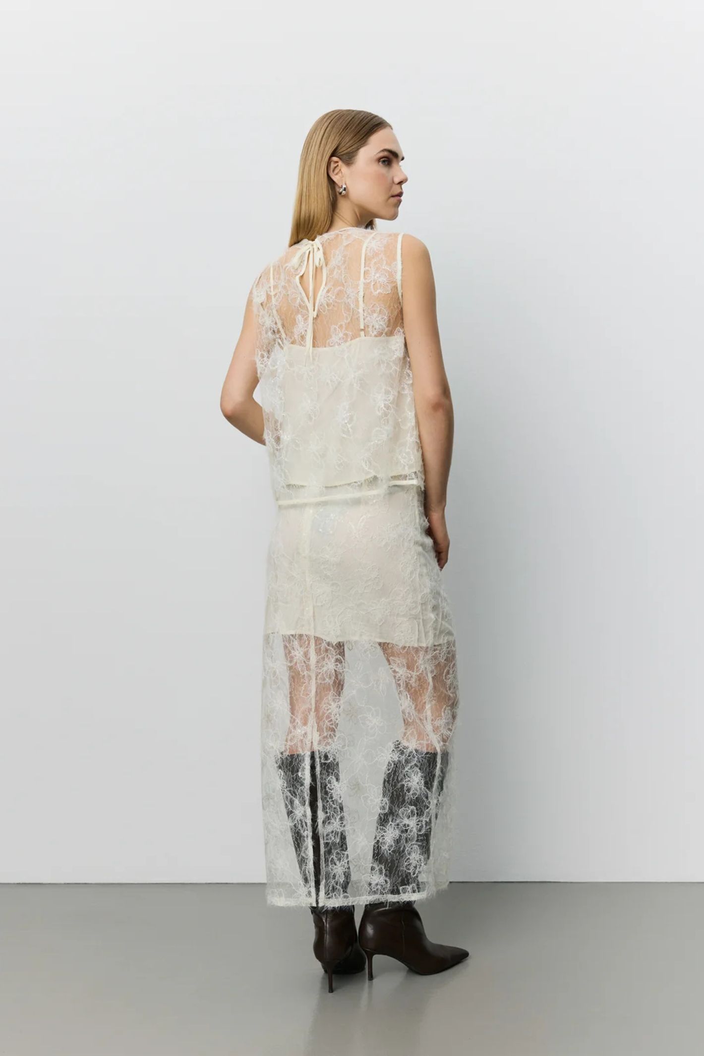 Sofie Schnoor Creme Yellow lace top with cotton neck binding – Dotique