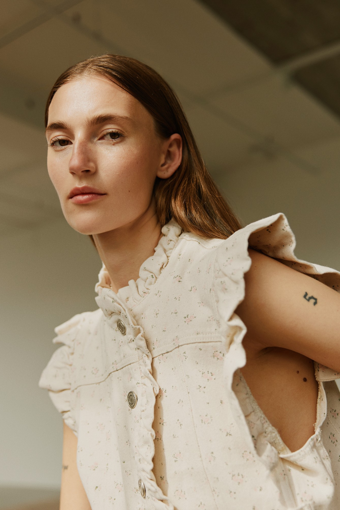 Model wearing Sofie Schnoor S261215 Farahsw Frill Sleeve Gilet – Rose Flower, shop Sofie Schnoor at Dotique gallery 1