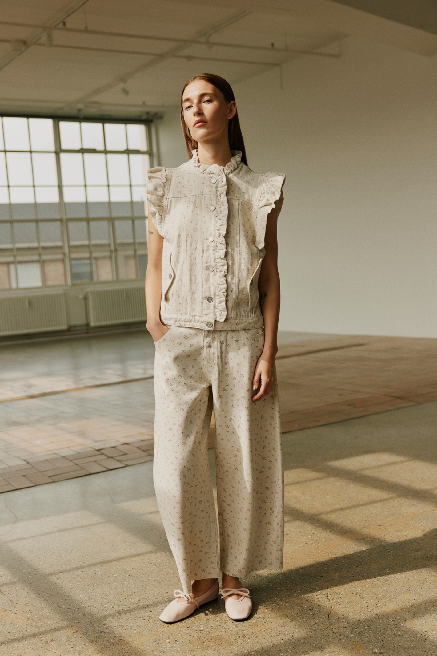 Model standing wearing Sofie Schnoor S261216 Tomarsw Cropped Barrel Jeans – Rose Flower from Sofie Schnoor, shop Sofie Schnoor at Dotique gallery 1