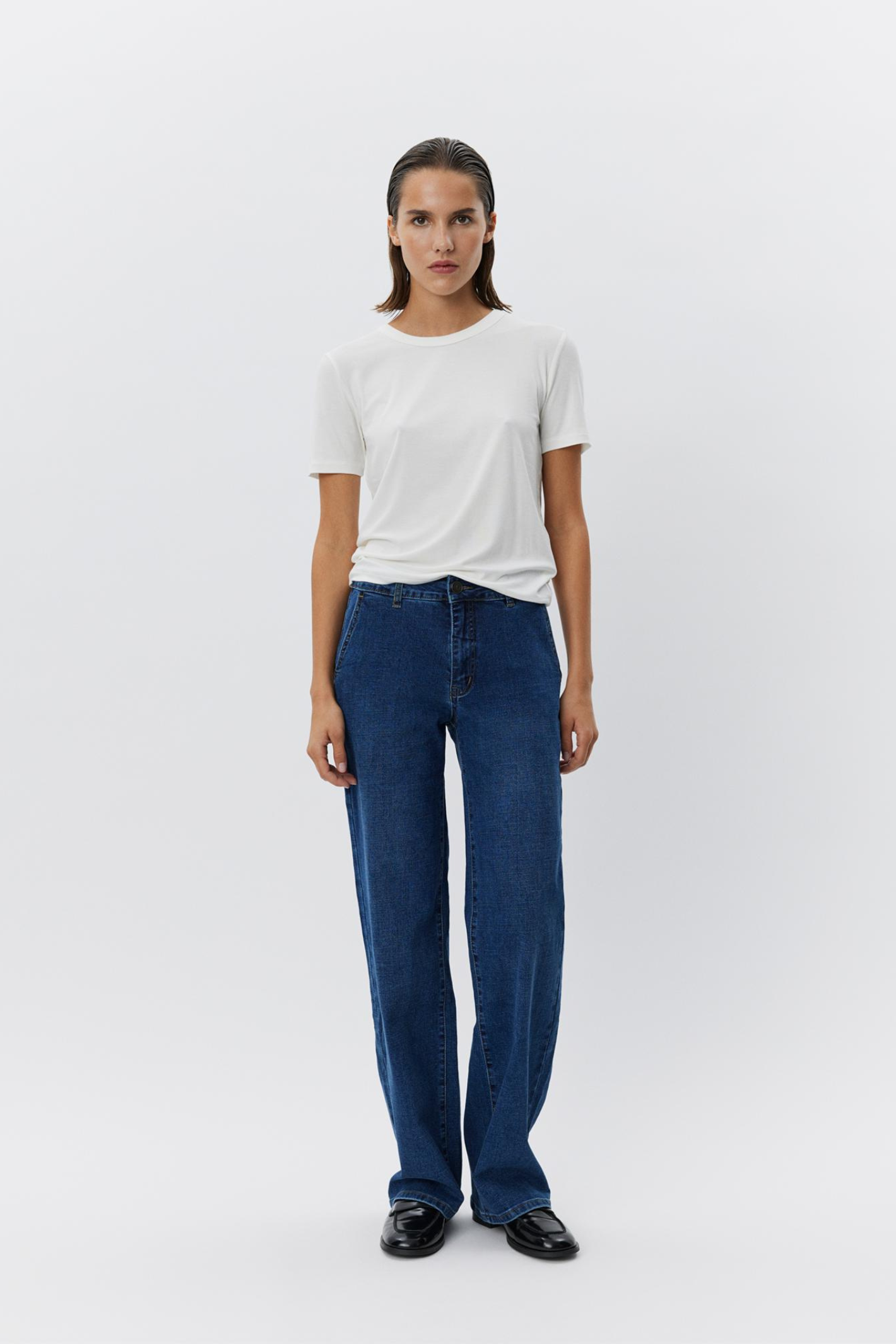 The Sofie Schnoor SNOS414 Nataliasw T-Shirt in white is a clean, versatile staple designed to slot effortlessly into your everyday wardrobe. Sofie Schnoor at Dotique.