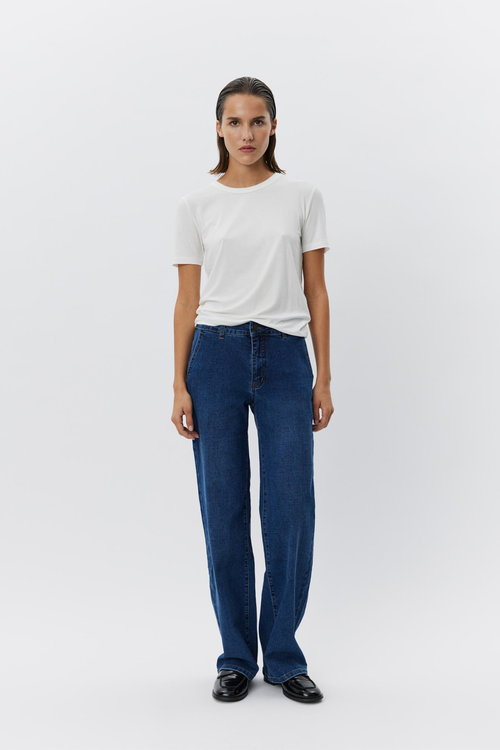 The Sofie Schnoor SNOS414 Nataliasw T-Shirt in white is a clean, versatile staple designed to slot effortlessly into your everyday wardrobe. Sofie Schnoor at Dotique.
