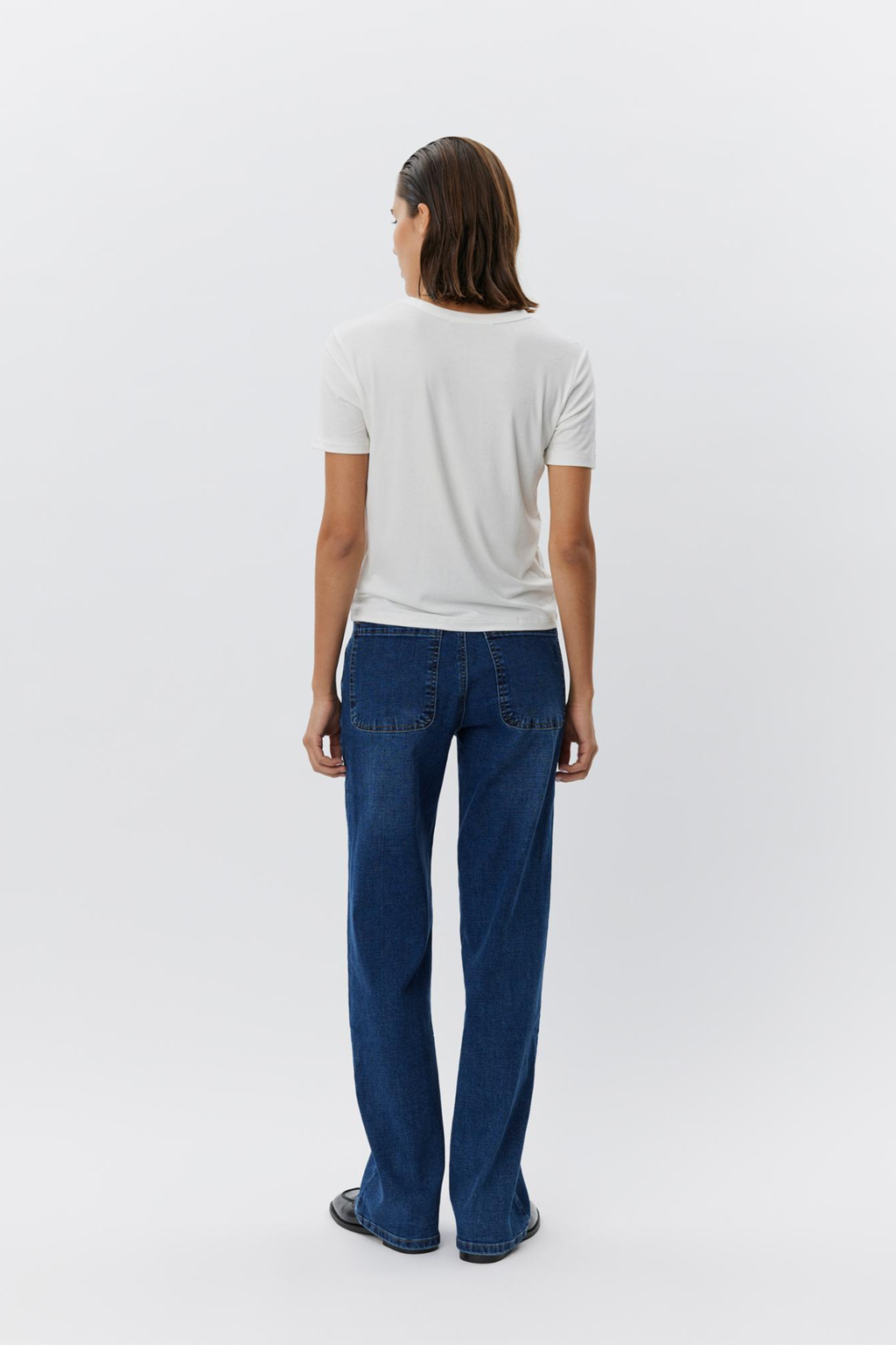 The Sofie Schnoor SNOS414 Nataliasw T-Shirt in white is a clean, versatile staple designed to slot effortlessly into your everyday wardrobe. Sofie Schnoor at Dotique.