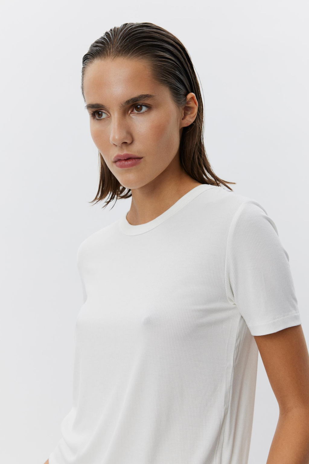 The Sofie Schnoor SNOS414 Nataliasw T-Shirt in white is a clean, versatile staple designed to slot effortlessly into your everyday wardrobe. Sofie Schnoor at Dotique.