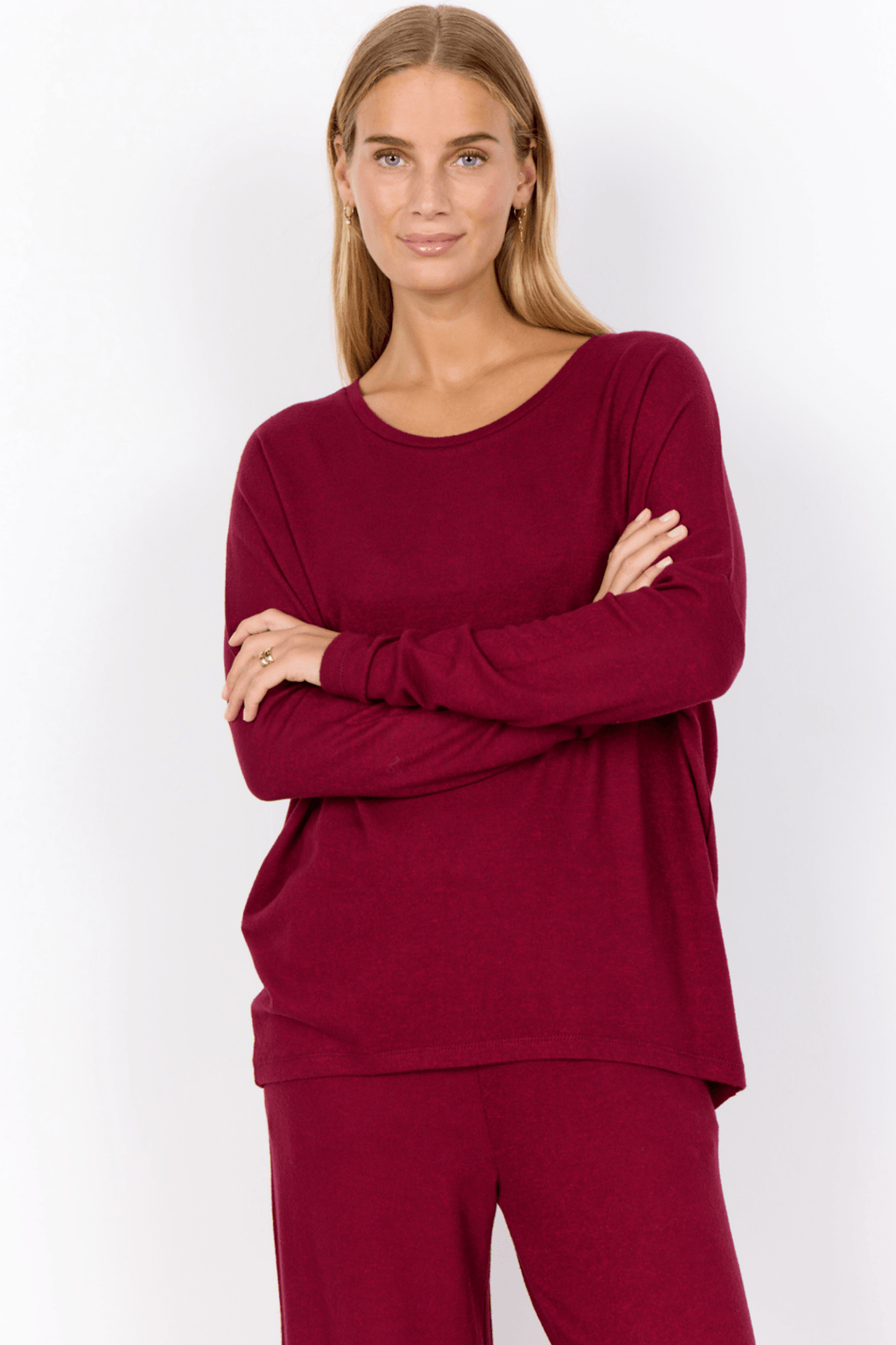 SC-Biara 1 is a soft and comfortable blouse in a LENZING™ ECOVERO™ viscose and polyester quality blend. It has a round neckline, elastic ripped edge at the cuffs and a loose fit.