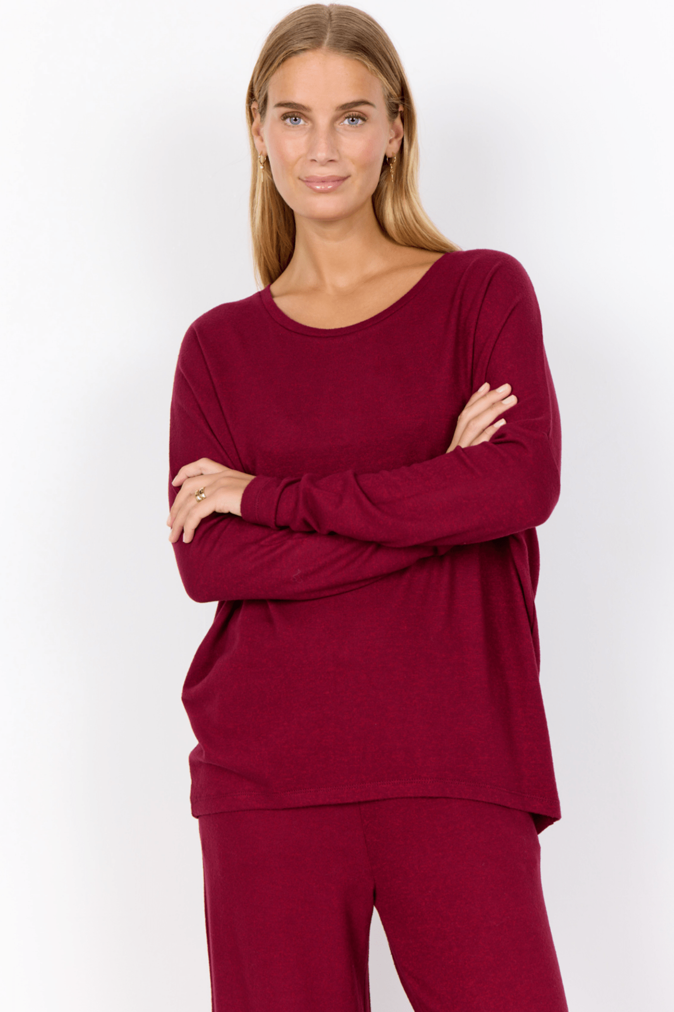 SC-Biara 1 is a soft and comfortable blouse in a LENZING™ ECOVERO™ viscose and polyester quality blend. It has a round neckline, elastic ripped edge at the cuffs and a loose fit.