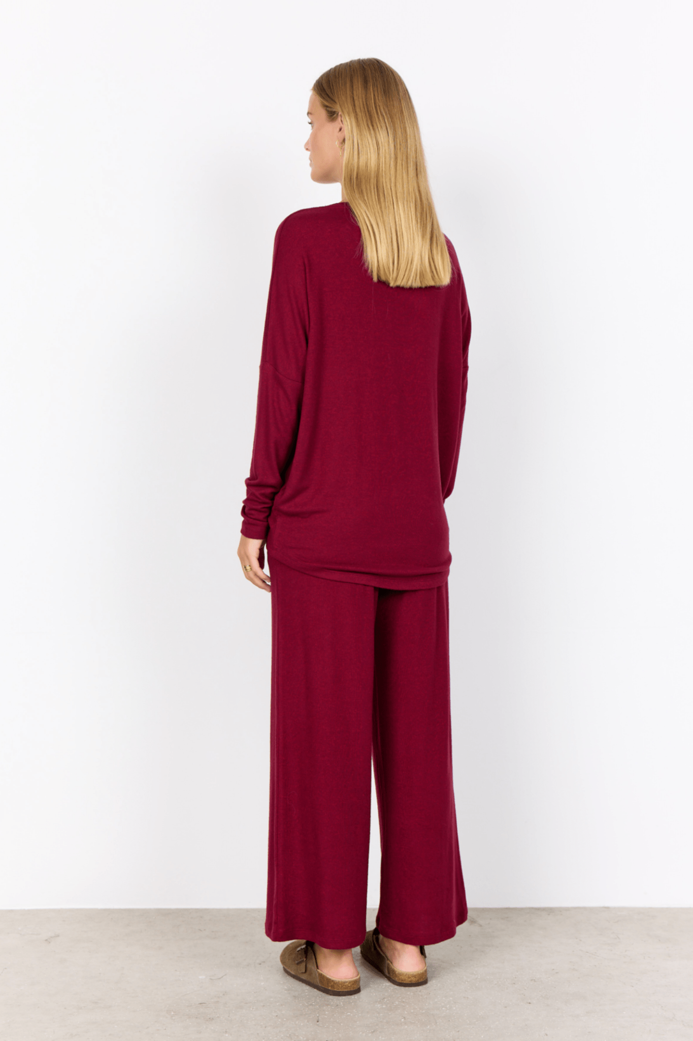 SC-Biara 1 is a soft and comfortable blouse in a LENZING™ ECOVERO™ viscose and polyester quality blend. It has a round neckline, elastic ripped edge at the cuffs and a loose fit.