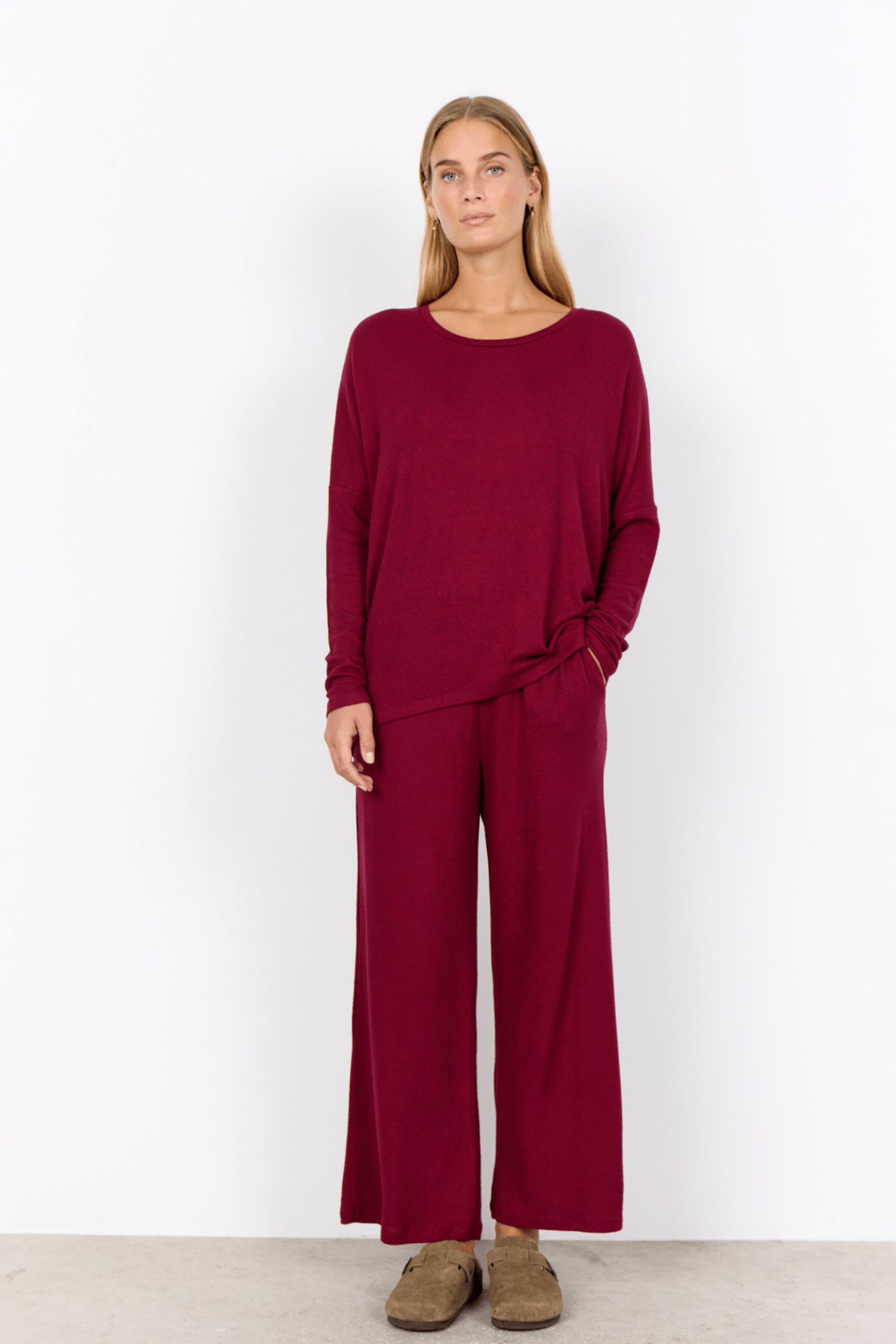 SC-Biara 1 is a soft and comfortable blouse in a LENZING™ ECOVERO™ viscose and polyester quality blend. It has a round neckline, elastic ripped edge at the cuffs and a loose fit.