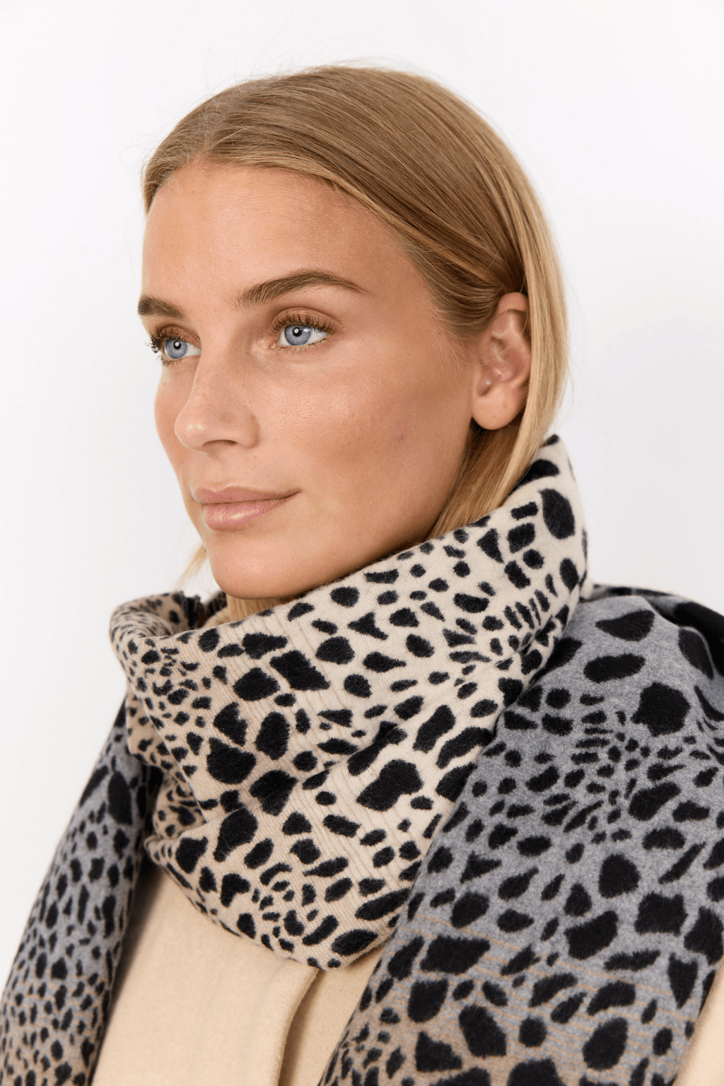 SC-VOISA 1 scarf is crafted from a blend of 60% polyester and 40% viscose. It features an eye-catching animal print with a soft texture and delicate fringe edges. Available at Dotique