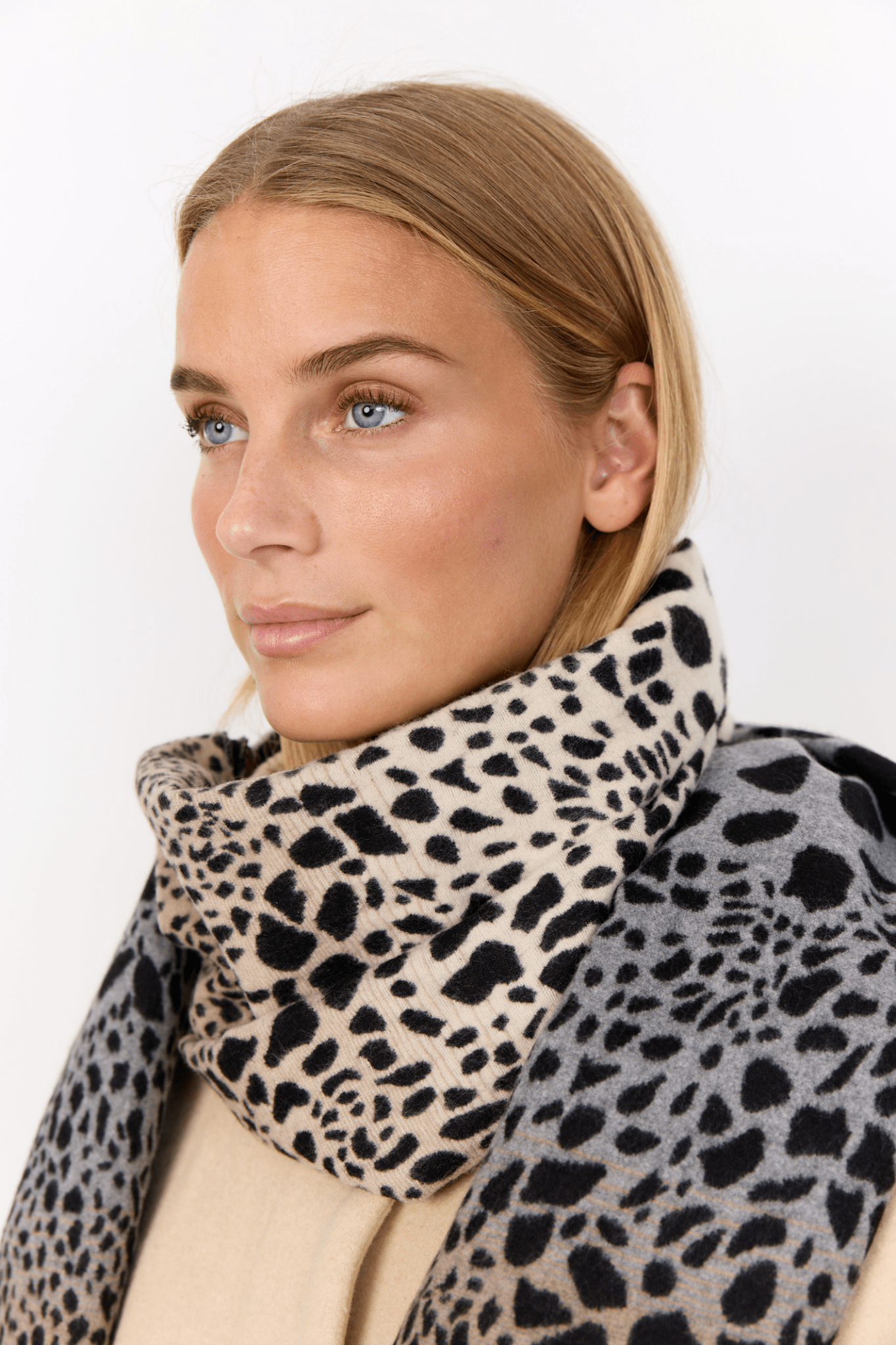 SC-VOISA 1 scarf is crafted from a blend of 60% polyester and 40% viscose. It features an eye-catching animal print with a soft texture and delicate fringe edges. Available at Dotique