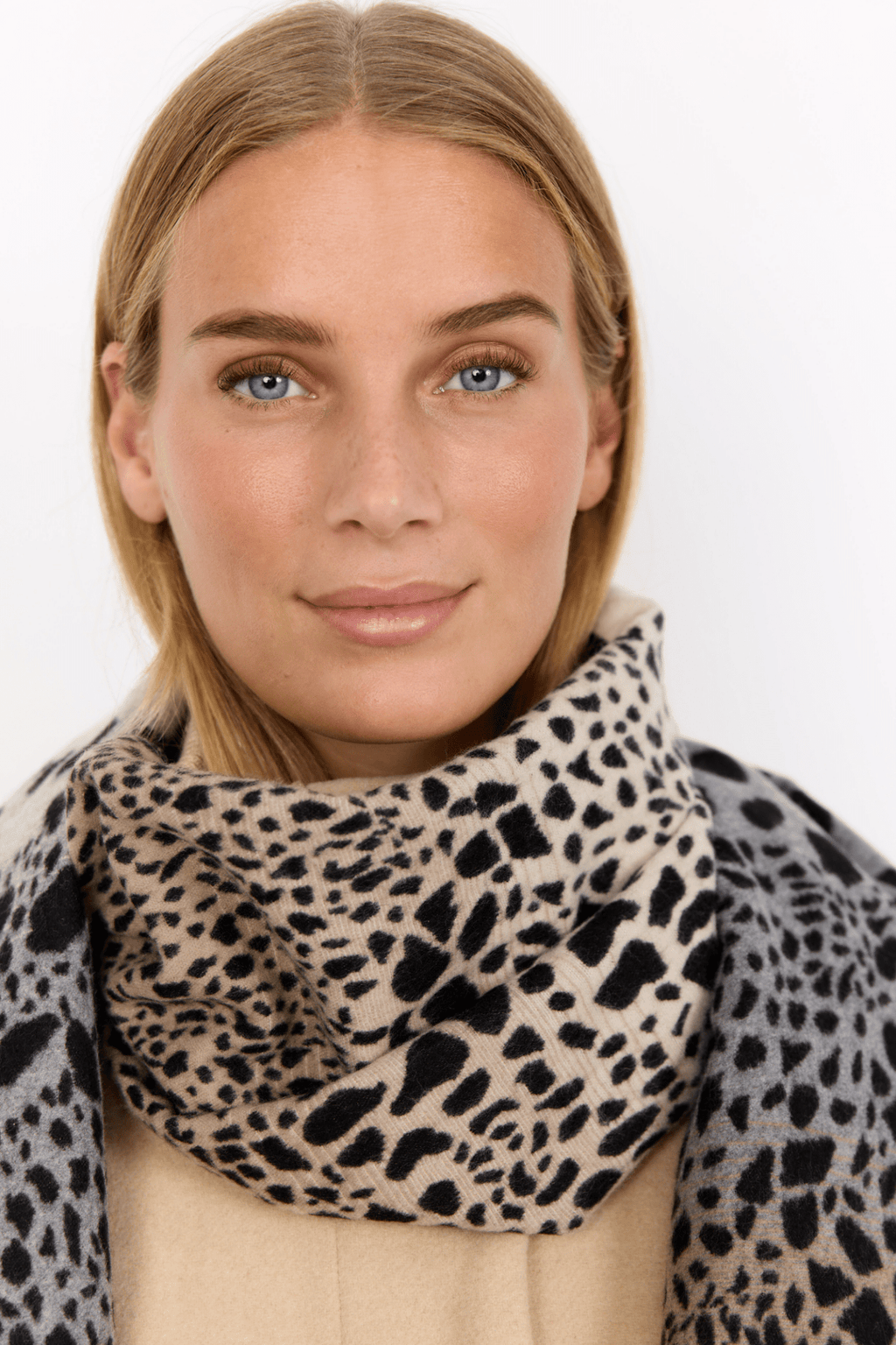 SC-VOISA 1 scarf is crafted from a blend of 60% polyester and 40% viscose. It features an eye-catching animal print with a soft texture and delicate fringe edges. Available at Dotique