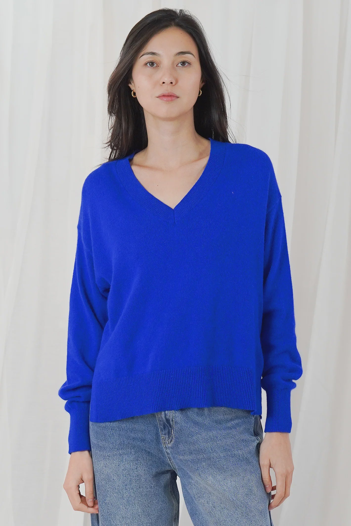 TWNS The Label Boulder electric blue V-neck jumper with side split hem and relaxed fit. Shop Now at Dotique.