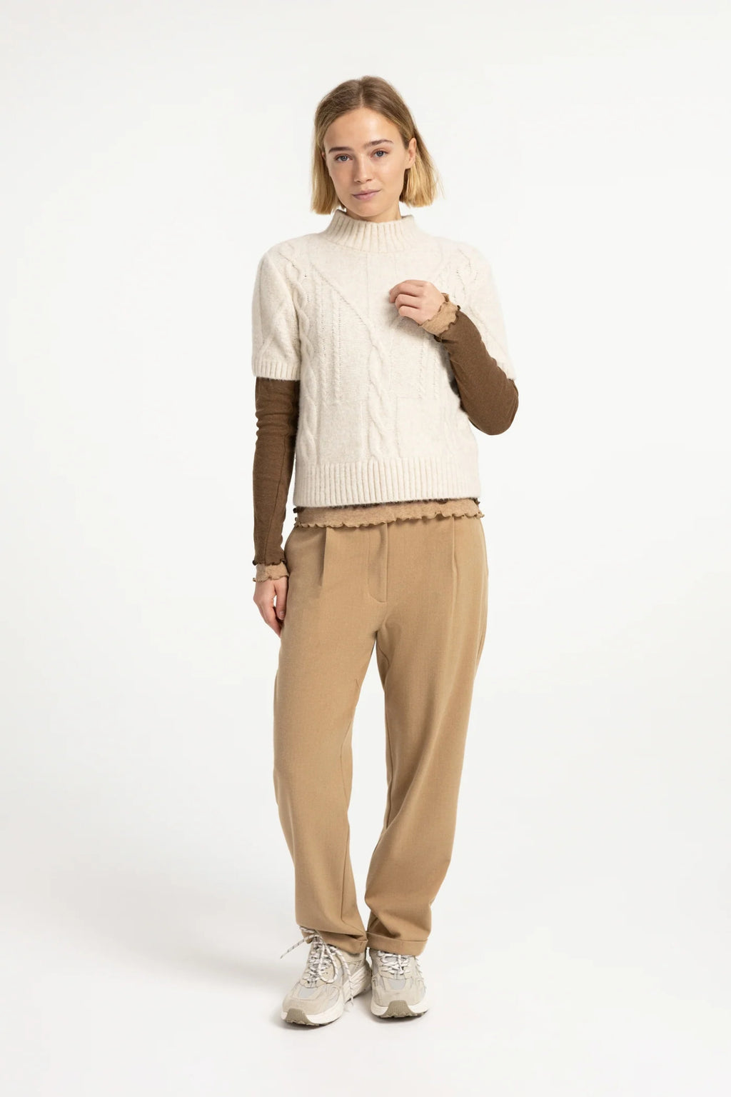 Shop the YAYA Cable Knit Short Sleeve Jumper in Off White Melange at Dotique. A textured cable knit with a mock neck, short sleeves and a regular fit.