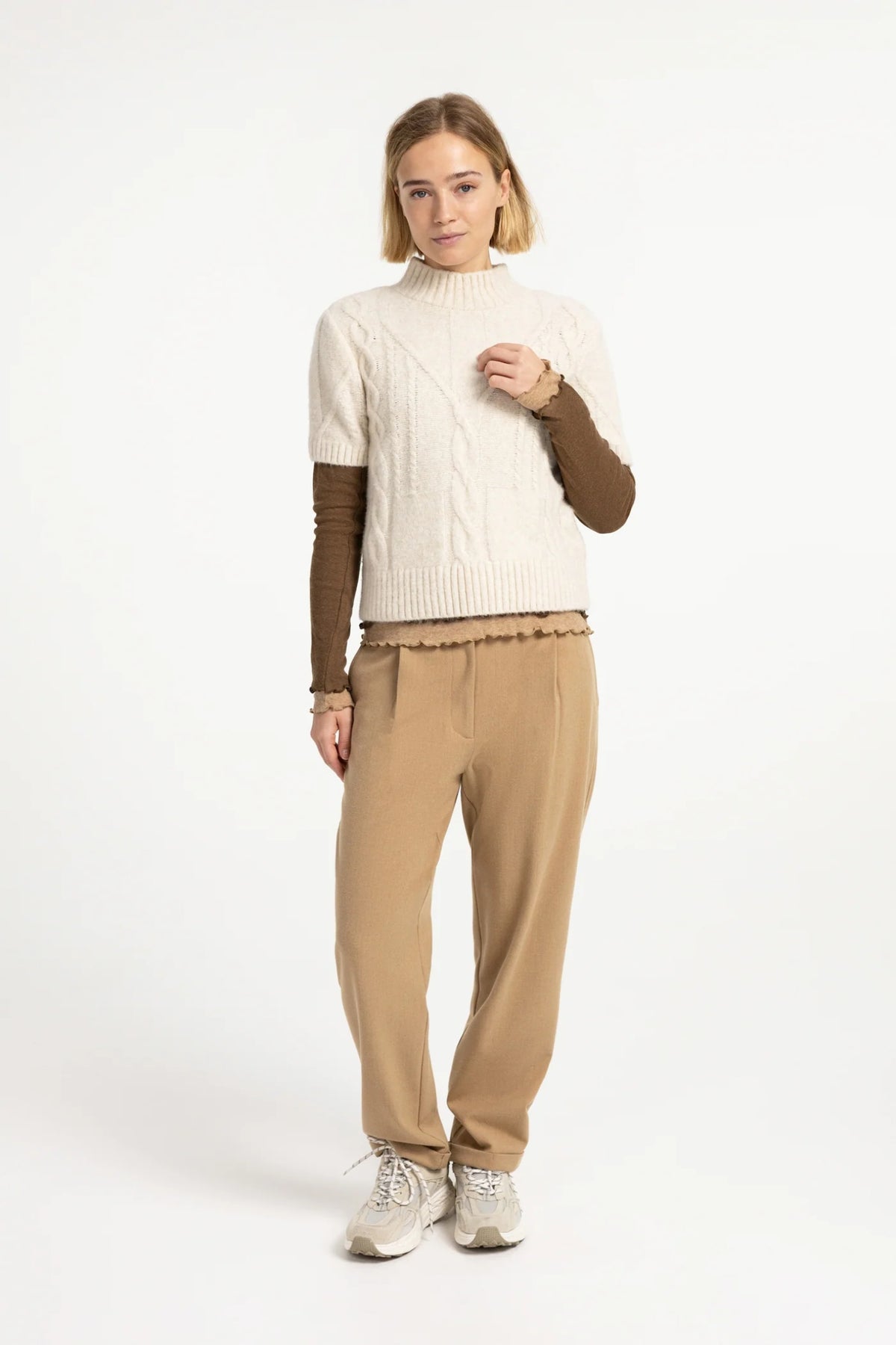 Shop the YAYA Cable Knit Short Sleeve Jumper in Off White Melange at Dotique. A textured cable knit with a mock neck, short sleeves and a regular fit.