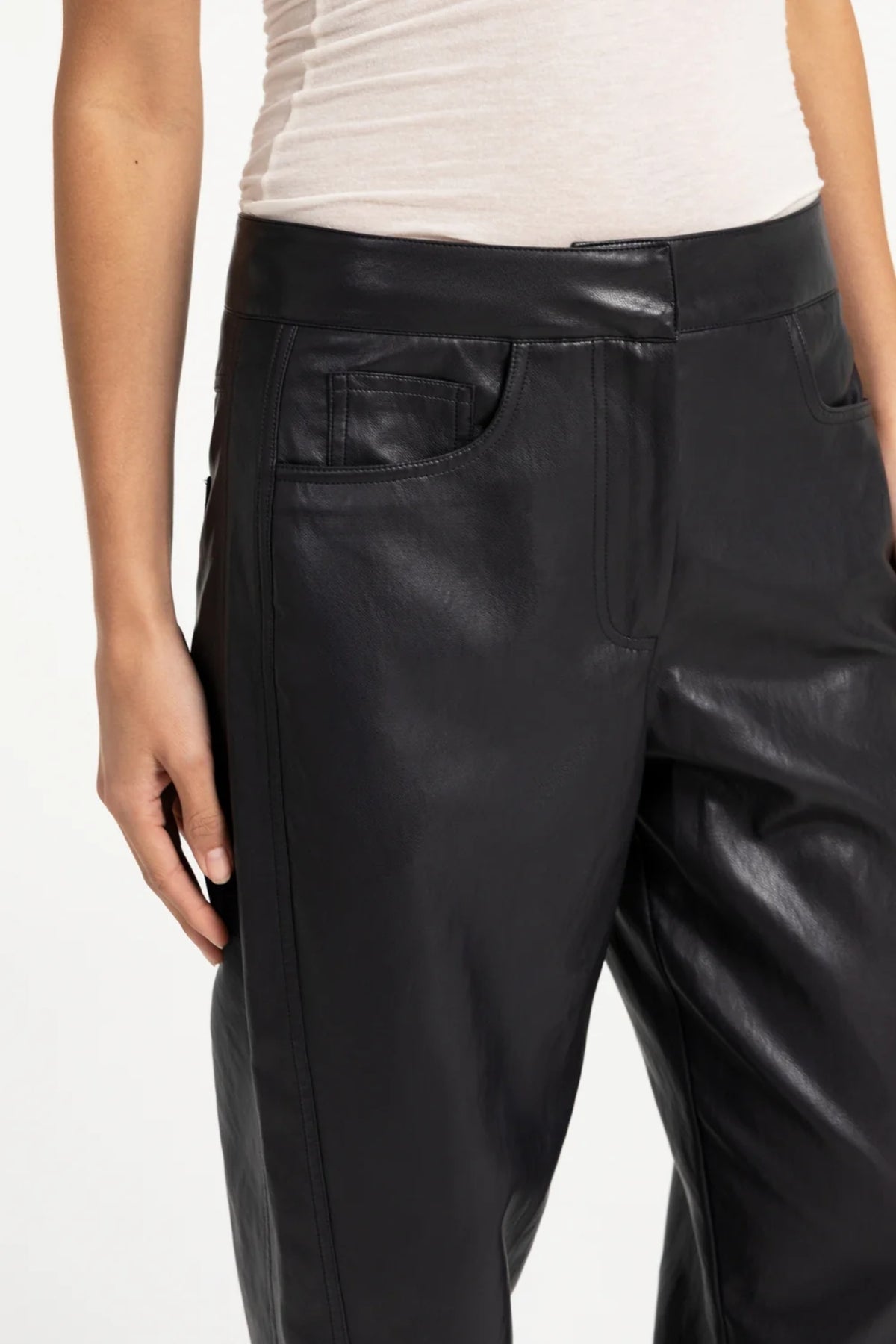 YAYA Faux Leather Carrot Fit Trousers - Hole Black 01-309289-609