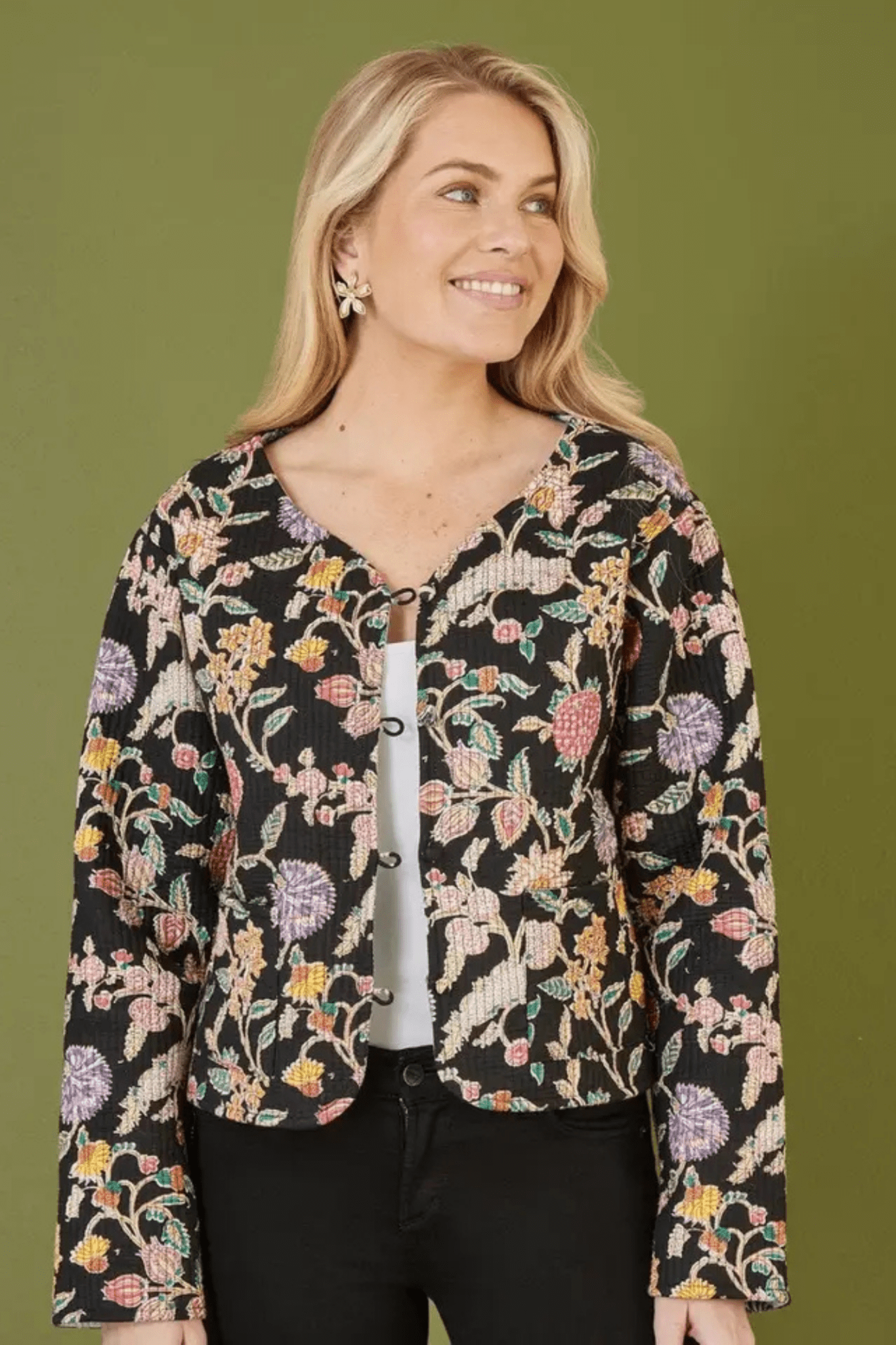 yumi-black-floral-print-reversible-cotton-cropped-quilted-jacket